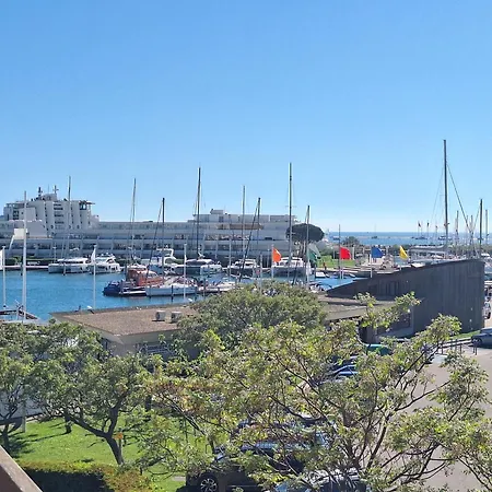 4 Personnes Vue Et Port *